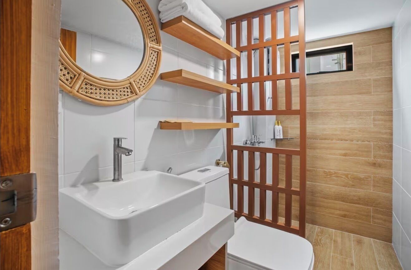 Shower, hair dryer, bidet, towels