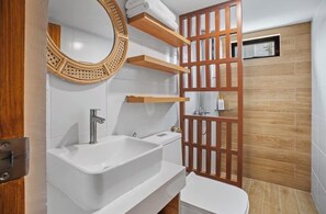 Dusche, Haartrockner, Bidet, Handtücher
