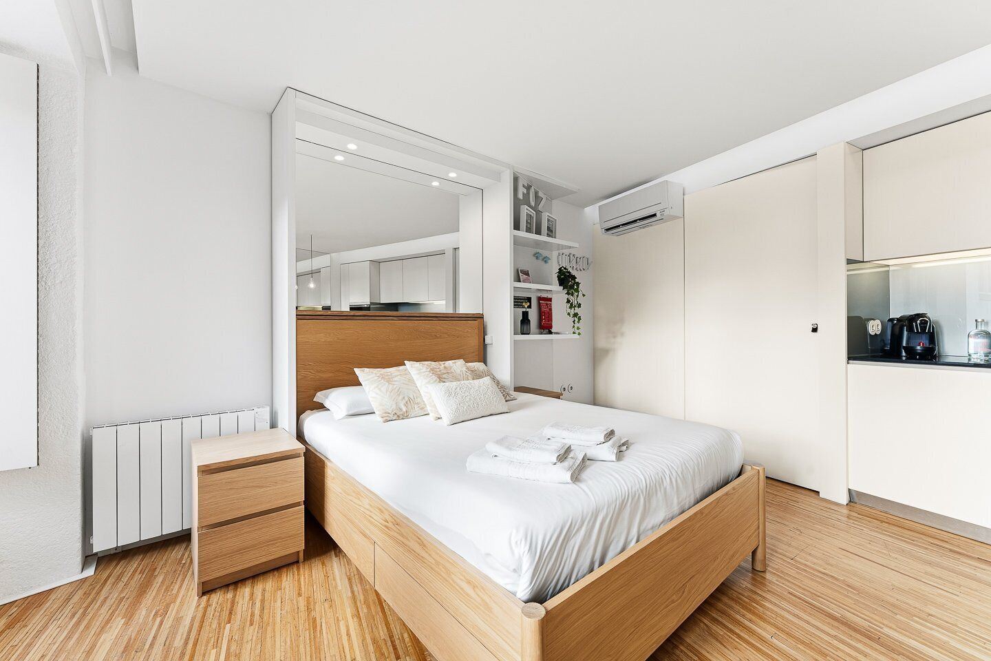 Estudio (Studio with Street View)