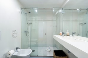 Studio (Standard Studio) | Badkamer | Een douche, gratis toiletartikelen, een haardroger, handdoeken