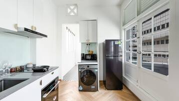 Appartement Familial, 3 chambres, balcon, vue ville | Cuisine privée | Grand réfrigérateur, micro-ondes, plaque de cuisson, chaise haute