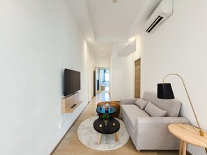 Premium Apartment, 2 Bedrooms, City View | Ruang tamu | 48 inci sebuah televisyen pintar dengan digital 