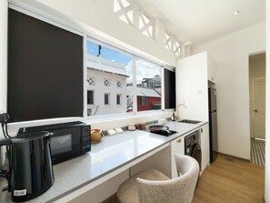 Full-sized fridge, microwave, stovetop, high chair - The White House Serviced Residences  (Singapore)