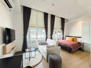 ห้องแฟมิลี่สตูดิโอสวีท, ระเบียง, วิวเมือง | บริเวณนั่งเล่น | สมาร์ททีวี 48 นิ้ว พร้อมช่องดิจิตอล