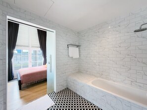 Familiestudio-suite - balkon - byudsigt | Badeværelse | Gratis toiletartikler, hårtørrer, hjemmesko, håndklæder
