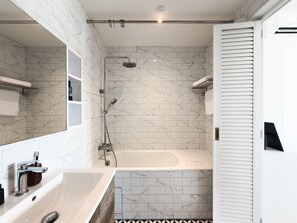 Lejlighed - 1 queensize-seng med sovesofa - balkon - byudsigt | Badeværelse | Gratis toiletartikler, hårtørrer, hjemmesko, håndklæder