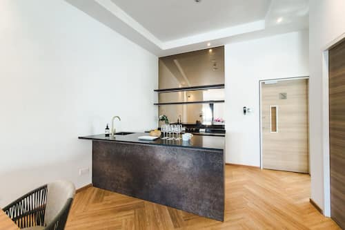 Departamento familiar, 3 habitaciones, balcón, vista a la ciudad | Cocina privada | Refrigerador con congelador, microondas, parrilla de estufa y periquera
