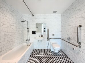 Familiestudio-suite - balkon - byudsigt | Badeværelse | Gratis toiletartikler, hårtørrer, hjemmesko, håndklæder