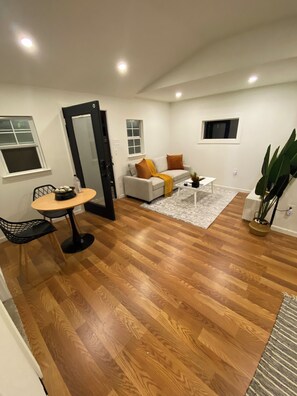 Interior - Delightful 1-bedroom barn with AC in vibrant Dallas (Dallas)