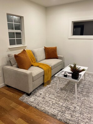 Living area - Delightful 1-bedroom barn with AC in vibrant Dallas (Dallas)