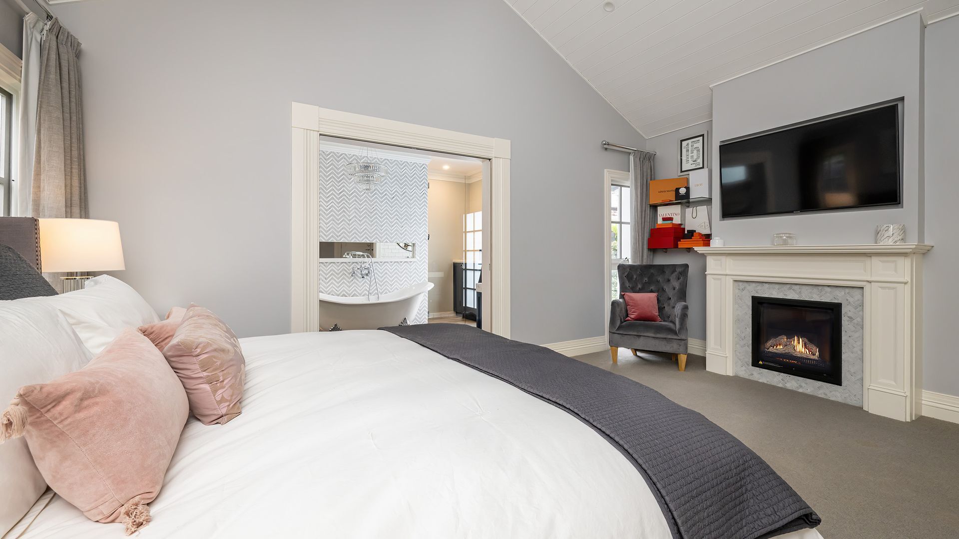 4 bedrooms, desk, iron/ironing board, travel cot