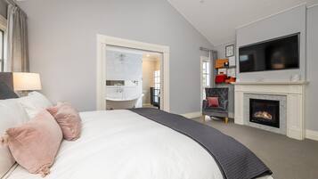 4 bedrooms, desk, iron/ironing board, travel cot