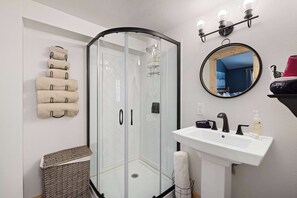 Douche, sèche-cheveux, serviettes fournies, shampoing