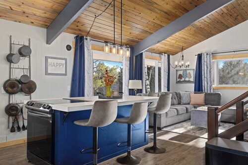 Grizzly Peak Getaway: Mountain Getaway & Cozy Fireplace