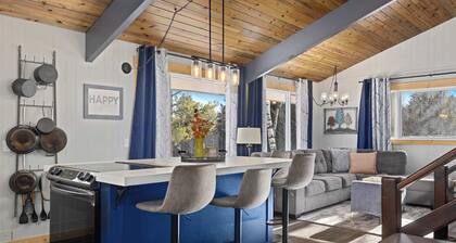 Grizzly Peak Getaway: Mountain Getaway & Cozy Fireplace