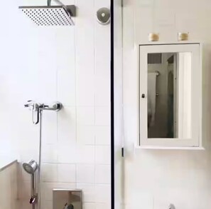 Ducha, secador de pelo, toallas y jabón
