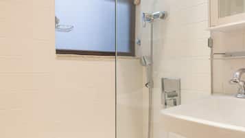 Chuveiro, secador de cabelo, toalhas de banho, sabonete