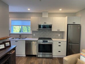 Fridge, microwave, oven, stovetop - The Tree House - Luxury Carriage House at Shawnigan Lake (Shawnigan Lake)