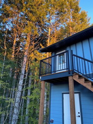 Exterior - The Tree House - Luxury Carriage House at Shawnigan Lake (Shawnigan Lake)