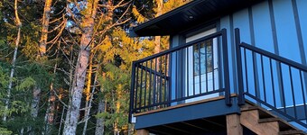 The Tree House - Luxury Carriage House at Shawnigan Lake