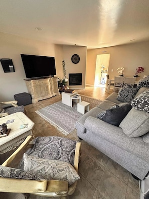 Smart TV - 2-bedroom townhome in tranquil Santa Barbara with fitnes and game room in garage (Santa Barbara)