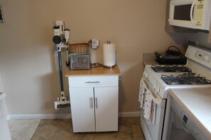 Private kitchen - 2-bedroom townhome in tranquil Santa Barbara with fitnes and game room in garage (Santa Barbara)
