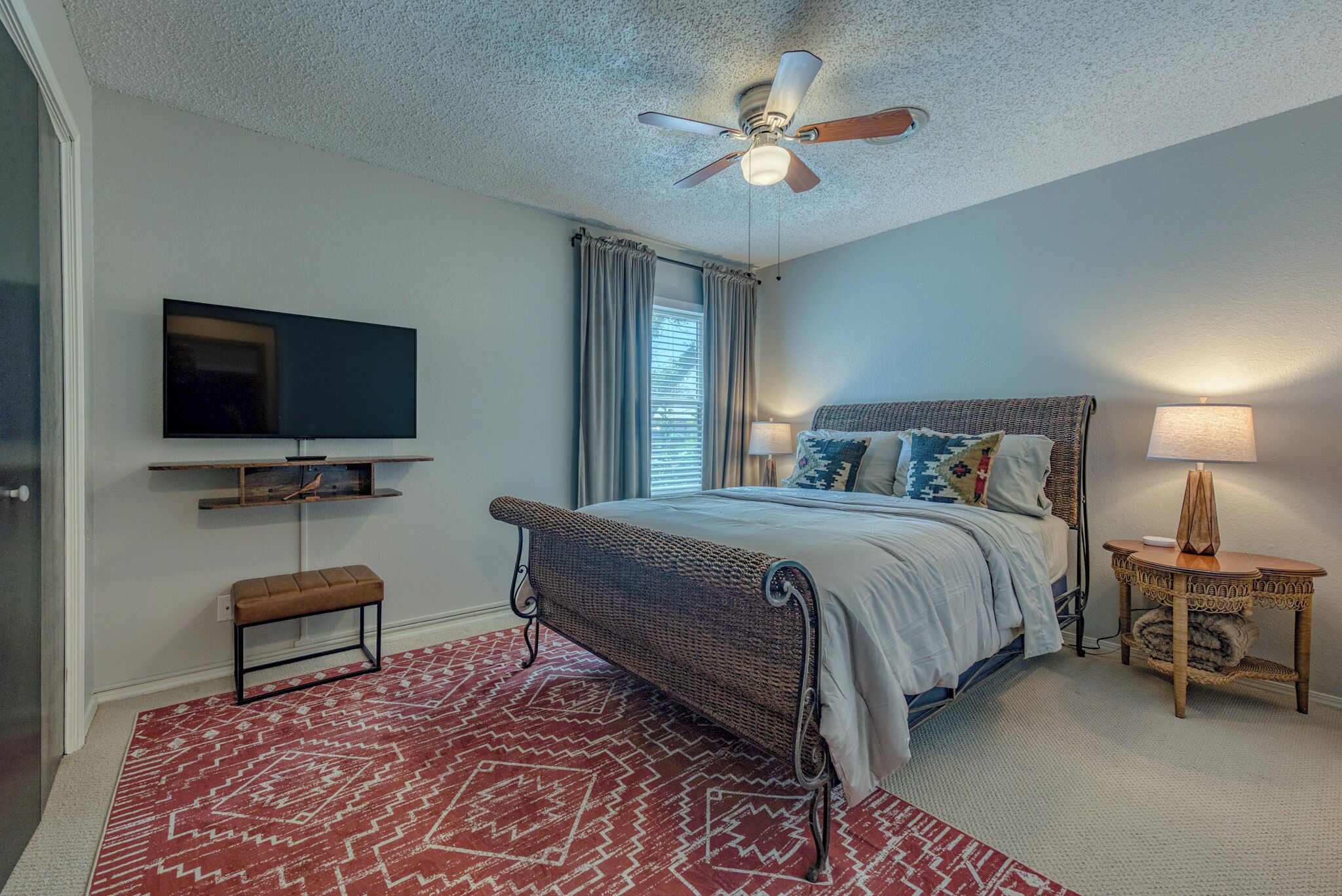 3 bedrooms, desk, iron/ironing board, travel crib