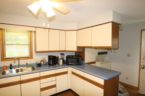 Microwave, oven, stovetop, dishwasher - Close to Court St. and Ohio University, 2 Bedroom, 1.5 Bath, House, Great Porch (Athens)