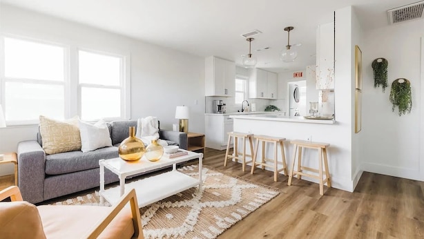 TV - Coastal Front Home in downtown Oceanside (Oceanside)