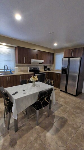 Private kitchen - 1-3630 All-inclusive 3-bedroom apartment, fully equipped (Trois-Rivières)
