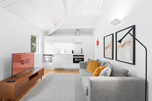 Apartment (One-Bedroom Apartment with City View) | Living room - Guestready - D. Hugo Boutique Hotel B&B (Porto)