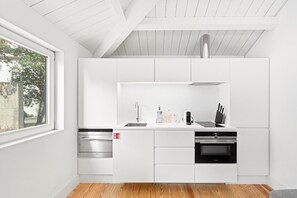 Apartment (One-Bedroom Apartment with City View) | Private kitchen