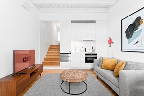 Muebles diferentes y espacio para trabajar con laptop 
