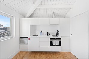 Apartment (One-Bedroom Apartment with River View) | Private kitchen