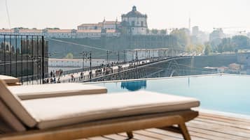 Yksilöllisesti kalustettu, kannettavalle tietokoneelle sopiva työtila