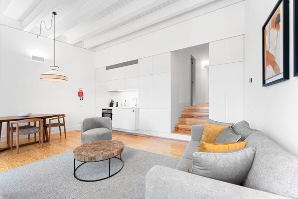 Appartement (Deluxe Apartment) | Salle de séjour | Télévision à écran plat de 32 pouces avec chaînes par câble