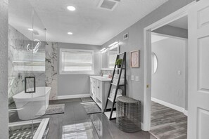 Shower, hair dryer, towels, soap - Charming 3-bedroom home with hot pool and spa. (Clearwater)