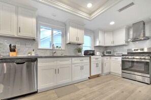 Fridge, microwave, oven, dishwasher - Spacious 5BR Family Home in Arcadia｜Sleeps 12｜Near Pasadena & DTLA｜Free Parking (Arcadia)