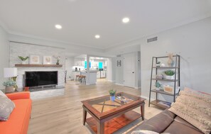 Smart TV, books - Spacious 5BR Family Home in Arcadia｜Sleeps 12｜Near Pasadena & DTLA｜Free Parking (Arcadia)
