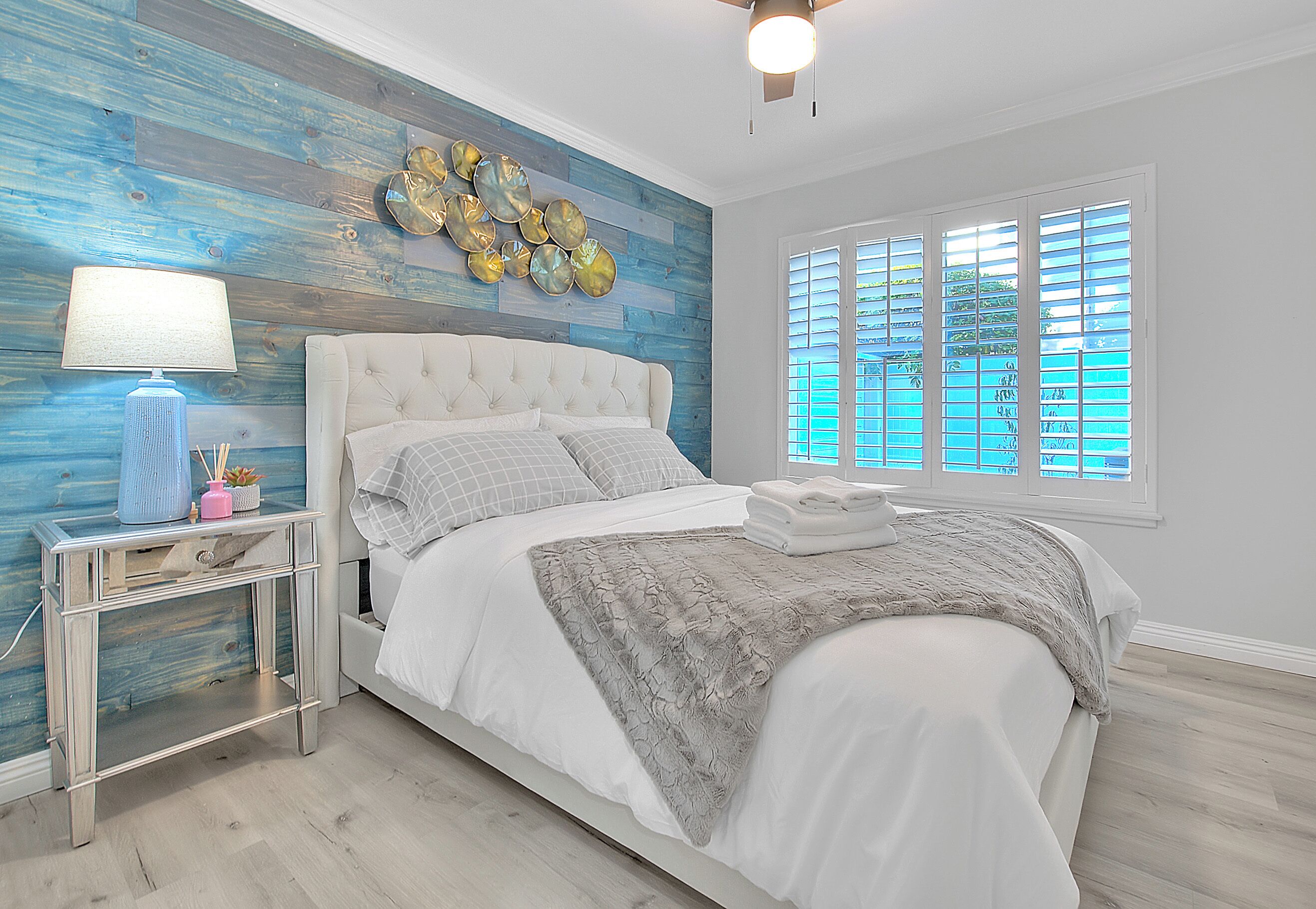 5 habitaciones, escritorio y tabla de planchar con plancha 