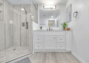 Hair dryer, towels, shampoo, toilet paper - Spacious 5BR Family Home in Arcadia｜Sleeps 12｜Near Pasadena & DTLA｜Free Parking (Arcadia)