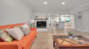 Smart TV, books - Spacious 5BR Family Home in Arcadia｜Sleeps 12｜Near Pasadena & DTLA｜Free Parking (Arcadia)