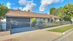 Exterior - Spacious 5BR Family Home in Arcadia｜Sleeps 12｜Near Pasadena & DTLA｜Free Parking (Arcadia)