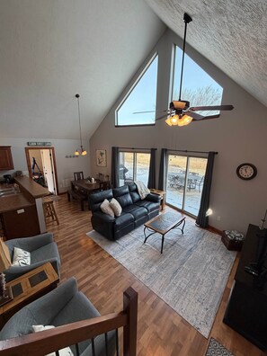 TV, fireplace - The Good Life - Okoboji cabin in Bridges Bay (Arnolds Park)