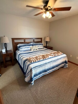 3 bedrooms, WiFi - The Good Life - Okoboji cabin in Bridges Bay (Arnolds Park)