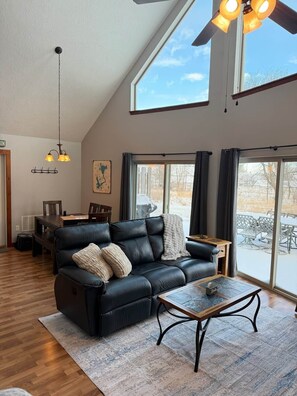 TV, fireplace - The Good Life - Okoboji cabin in Bridges Bay (Arnolds Park)