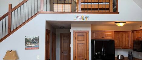 Una televisión, una chimenea