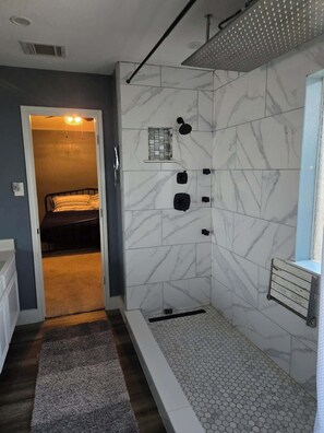 Douche, sèche-cheveux, shampoing