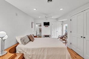 1 bedroom, WiFi, bed sheets - Top-Floor Loft on Main Street · Walk to Dining, Courthouse, Theatre (Abingdon)