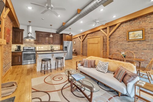 Light-Filled Loft on Abingdon’s Main Street.  Sleeps 4, Walk Everywhere